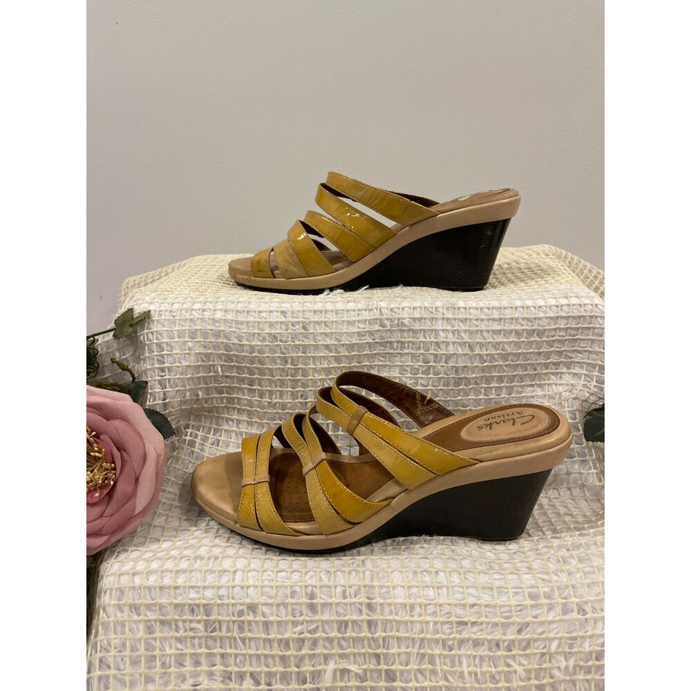 Clarks Wedge Sandals Women's Size 8.5 Yellow Patent Summer Minimalist Artisan